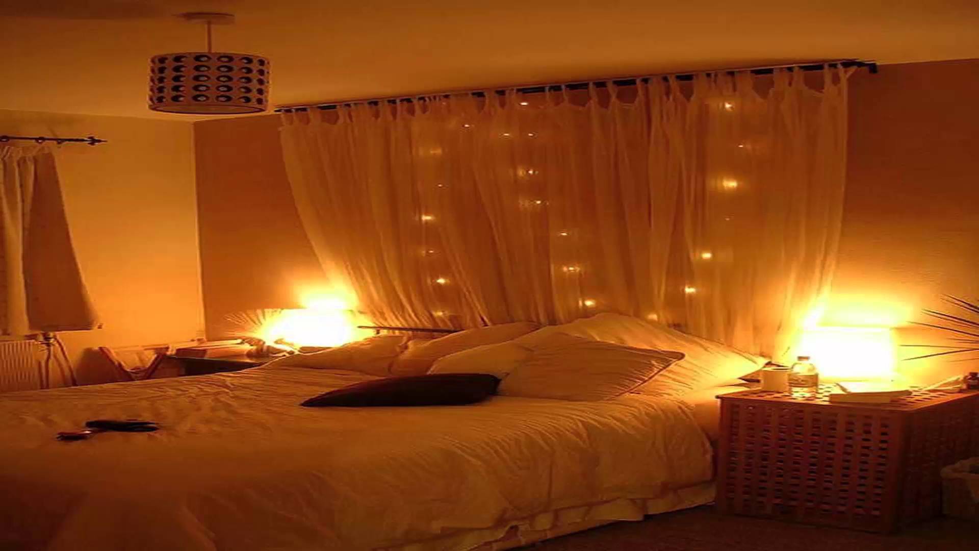 Брачная постель. Романтическая комната. Кровать для брачной ночи. Романтическая спальня. Свечи в спальне.